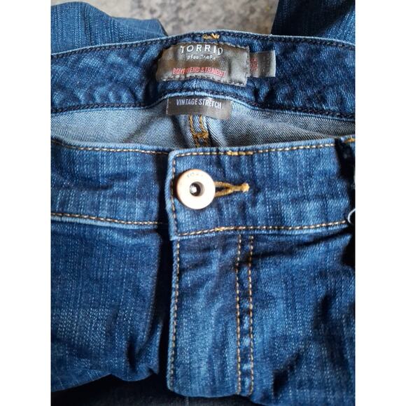 Torrid Women's Boyfriend Straight Jeans Blue 12R Whiskers, Vintage Stretch - Picture 7 of 10